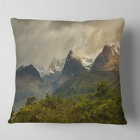 Designart Zelene Planine pod olujnim oblacima - pejzažni štampani jastuk za bacanje - 18x18